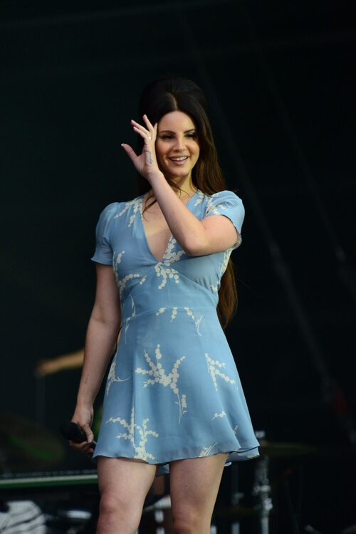 lana-del-rey-performs-live-at-lollapaloo
